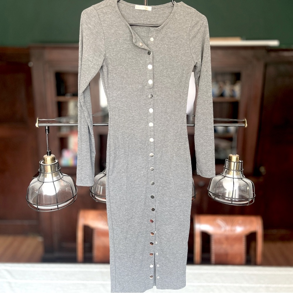 S Heather Gray Hourglass Fitted Button-Down Stretch midi dress